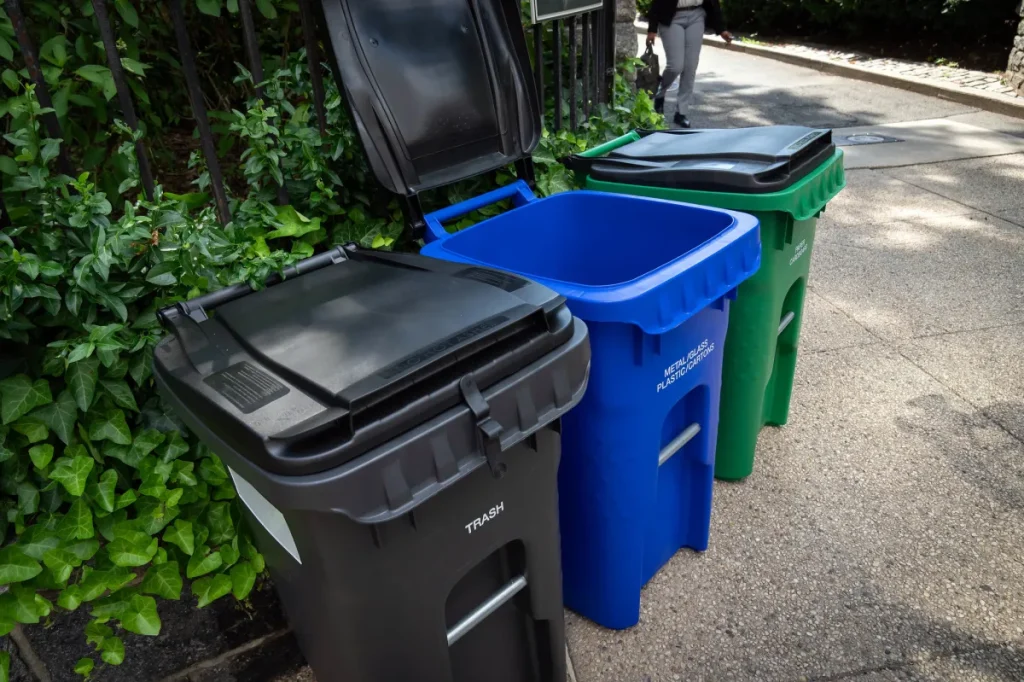 Nueva York impondrá multas a quienes no utilicen contenedores oficiales de basura a partir del 1 de junio