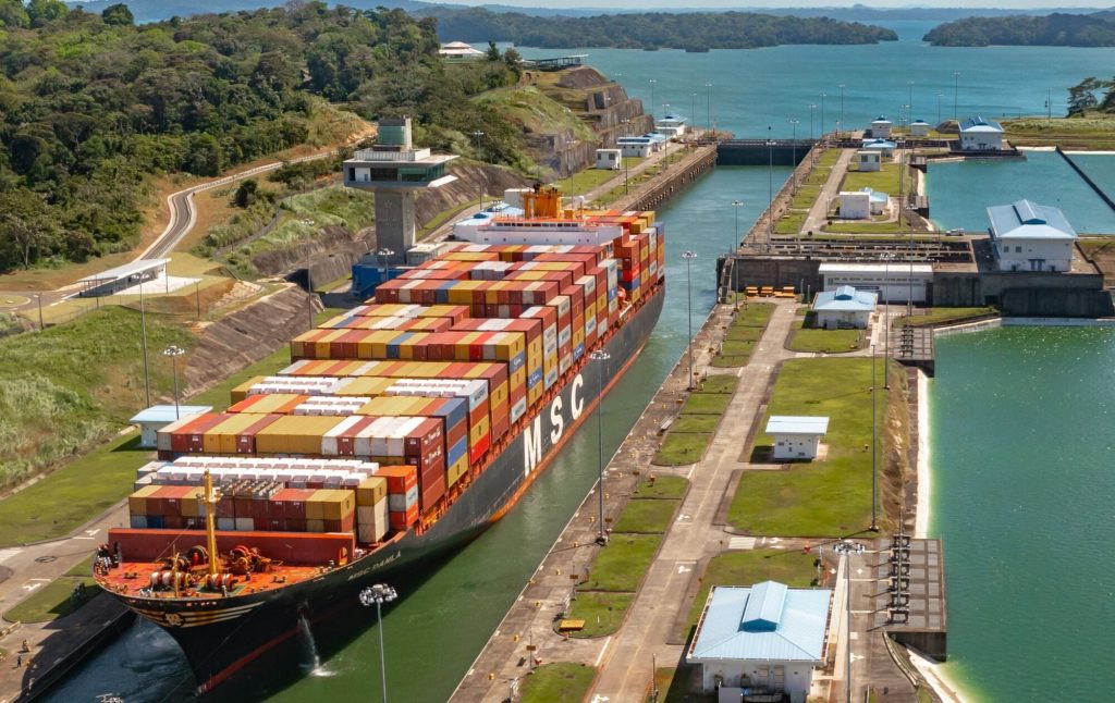 Portacontenedores y gas licuado impulsan crecimiento del Canal de Panamá en 2026