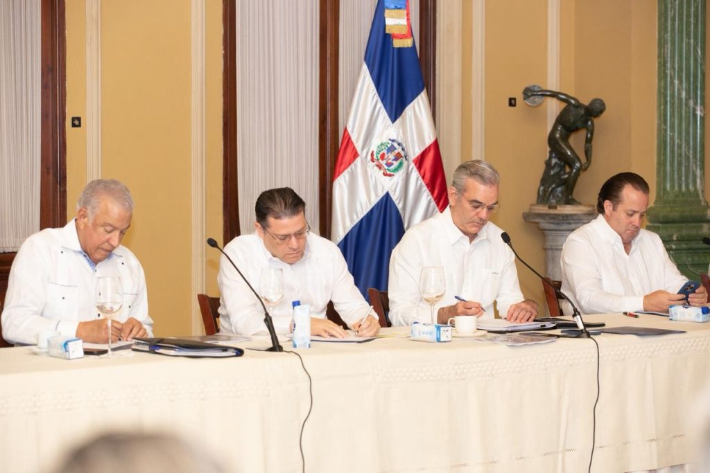 Presidente Abinader congela precios de combustibles y activa mesas de trabajo con sectores productivos