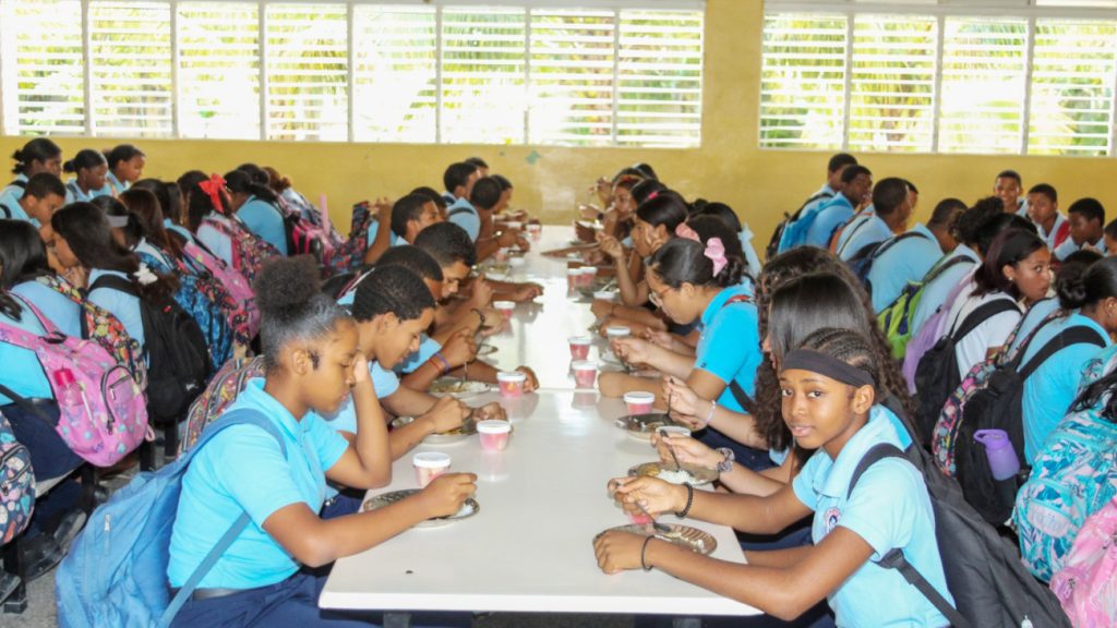 Alimentación escolar genera ahorro superior a los RD 82,000 millones anuales a familias dominicanas