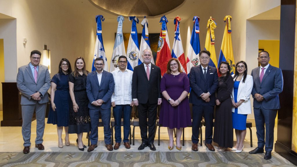 Ciberseguridad e inteligencia artificial centran asamblea de supervisores financieros en Santo Domingo