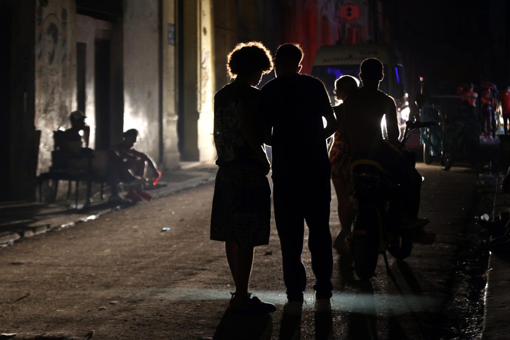 Cuba prevé apagones simultáneos en el 65 % del país por agravamiento de la crisis energética