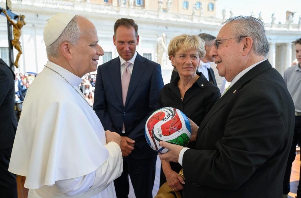 Embajadores entregan balón mundialista al Papa
