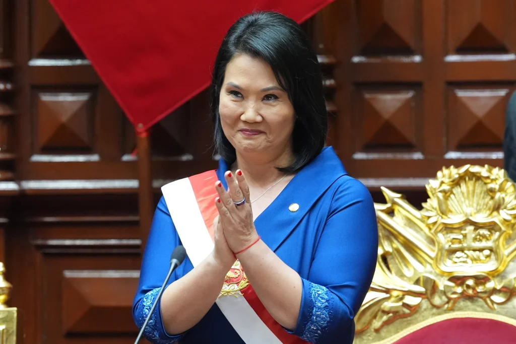 Keiko Fujimori asume la Presidencia de Perú y presenta a su nuevo gabinete