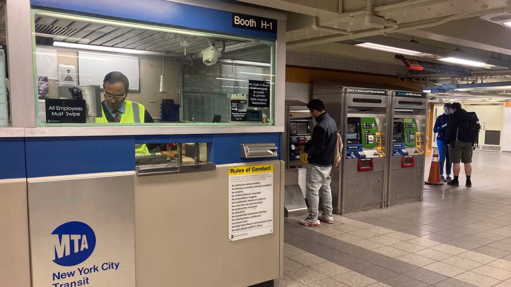Nueva York estudia aumentar tarifas del metro, autobuses y peajes a partir de 2027