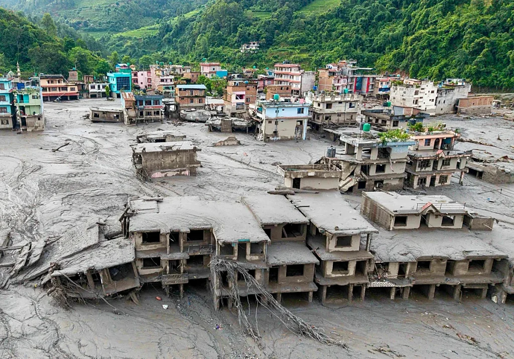 Riada en Nepal deja 289 muertos y 644 turistas desaparecidos