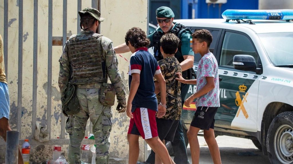 España enfrenta crisis por cientos de menores migrantes varados en Ceuta