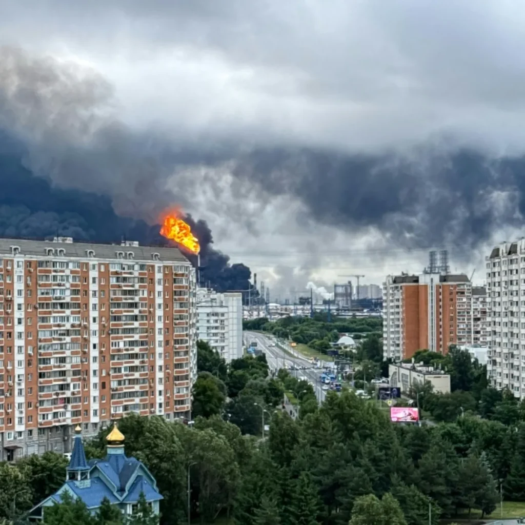 Ucrania lanza uno de los mayores ataques con drones contra Rusia y alcanza una refinería