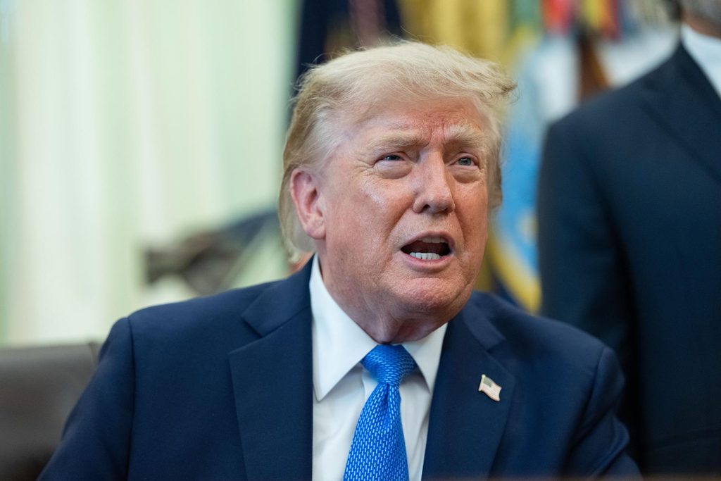 Trump pide a empresas de Canadá trasladarse a EE.UU. para evitar aranceles