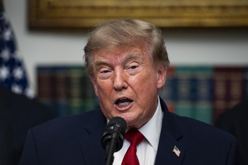 Trump anuncia aranceles de 50 % a vehículos y acero de Canadá