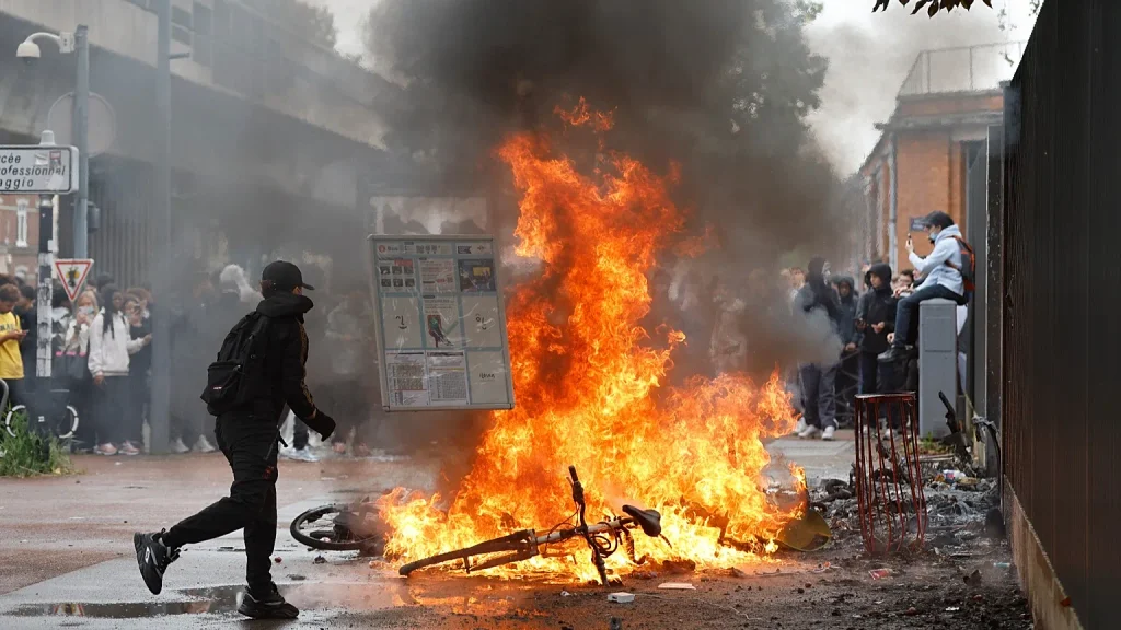 Unión Europea condena actos violentos en Francia y defiende el derecho a protestar pacíficamente