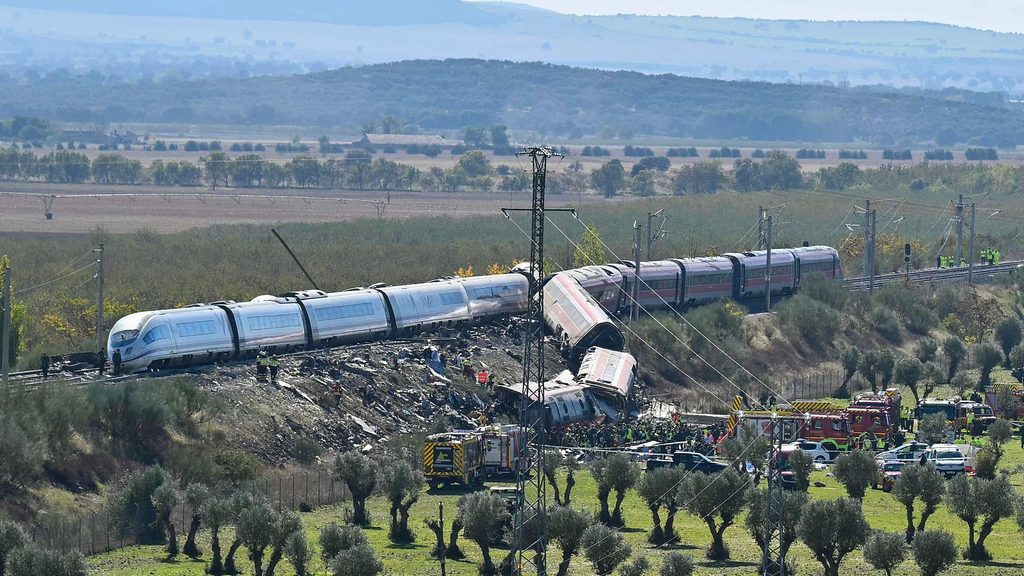 Choque de trenes de alta velocidad en España deja dos vagones caídos por un terraplén